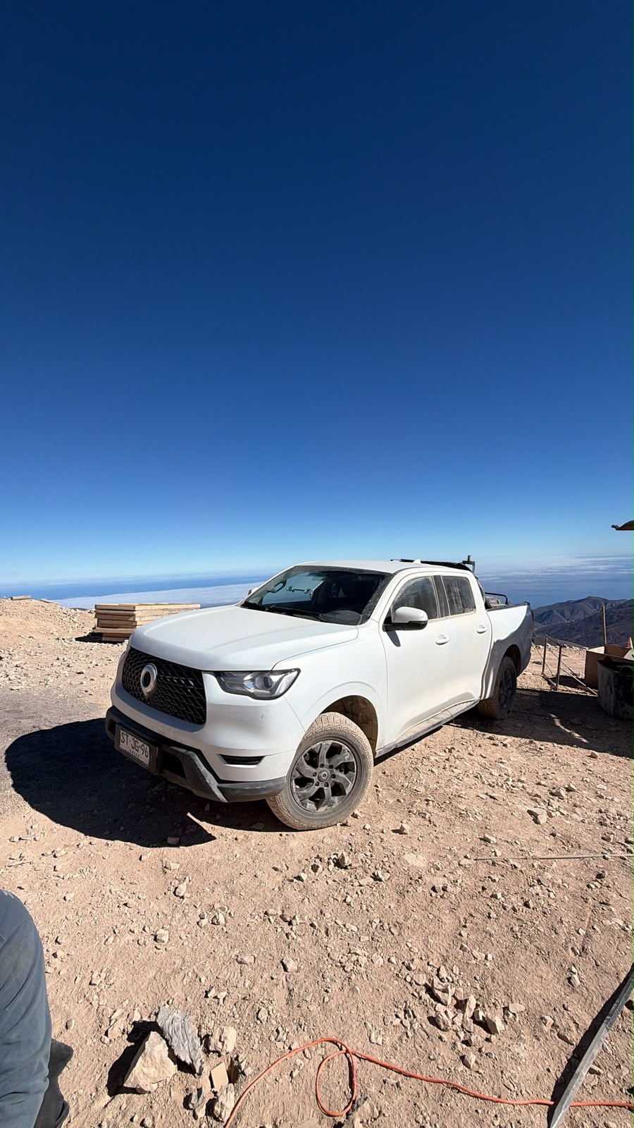 Camioneta 4x4 blanca en terreno de faena
