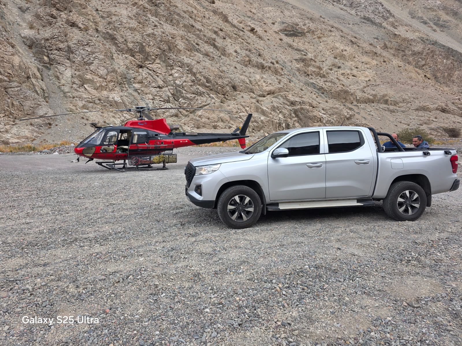 Camioneta RYR Logistics operando en terreno cordillerano